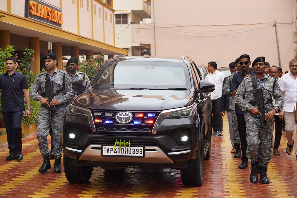 Semi Christmas 2024 - Image 1